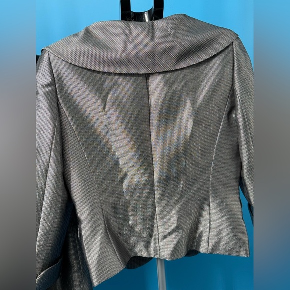 Women Larry Levine Silver Gray Skirt Suits size 6 Lined  SkirtSuit Church - Picture 3 of 10